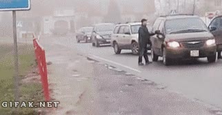 Pues menos mal que al borracho no le dio por hacer lo mismo en un puente tirar,rusos,borracho,coche,valla,empujar,bajar