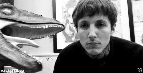 oliver sykes,velociraptor,morder,cuello,entrar,habitacion