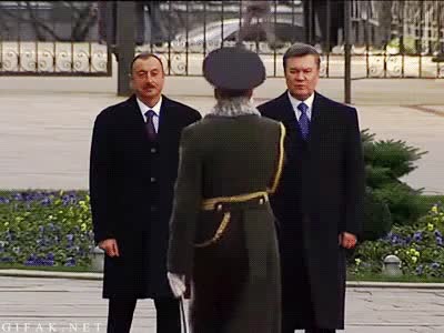 Ucrania,Jefe,Guardia,Fail,Saludo,Sombrero,Sacar,Gorra,Espada