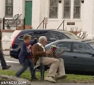 niño gamberro,abuelo,respetar,palomitas,bad grandpa,silla