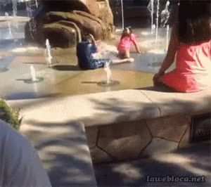 pokémon,agua,chorro,niña,la culpa es de los padres,Squirtle