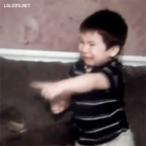 juguete,drag&oacute;n,luces,asustado,miedo,bebe,es oriental deberia estar acostumbrado a los robots