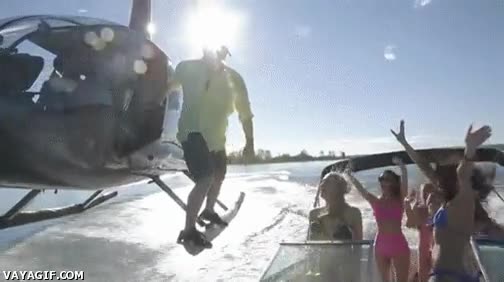 Hay quien nace con un don para ligar con mujeres, he aquí un ejemplo Verano,Lancha,Barco,el helicóptero ayuda bastante,Subir,Chicas