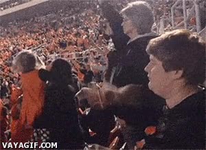 comer,celebrar,pierna,estadio,triunfo,luego se quejarán de que están gordos,publico,pata de pollo