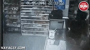 ladrones,tienda,dueño,dependiente,esprai,rociar,empujar,con dos coj...