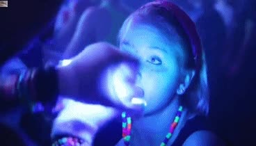 No sé por qué tengo la sensación de que esta chica lo está flipando en todos los sentidos drogas,chica,rubia,dedos,luces,discoteca,fiesta,flipada
