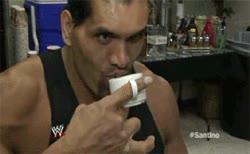 el gran khali,beber,dedo,té,luchador,greath Khali,clase,wwe,taza