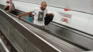 Si claro campeón,Fail,Caída,Metro,Escaleras mecanicas,Bajar,Cani