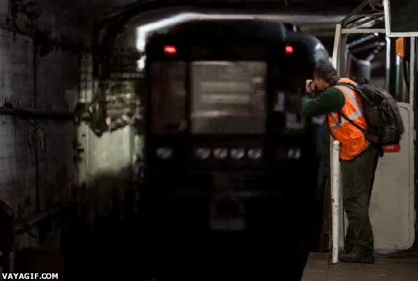metro,camara,foto,alejarse,por poco,destrozo