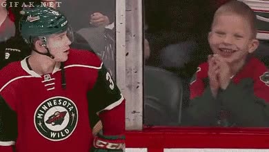 Hockey sobre hielo,Ni&ntilde;o,Risa,Jugador,Deporte,Feliz,Saludar