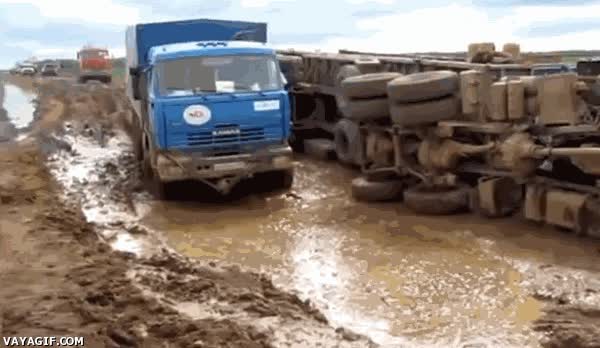 Volcar,Camión,Faíl,Caída,Hueco,Agua,Vuelco,Barro,Riada