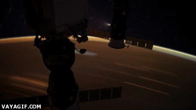 Así orbita un satélite alrededor de la Tierra, no va precisamente lento, no... tierra,satelite,rotar,velocidad,rapidez,orbitar,espacial