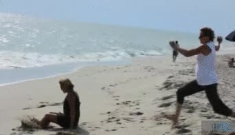 de boca,ca&iacute;da,mujeres,fail,arena,orilla,playa