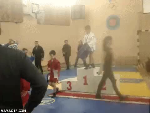 Primero,Podio,Artes marciales,Karate,Campe&oacute;n,Premio,Tonto,Saltar,Fail,Ni&ntilde;o,Backflip