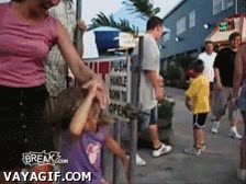 puerta con muelle,ni&ntilde;a,cartel,no fijarse,empujar,mujer,portazo,en la cara,exit