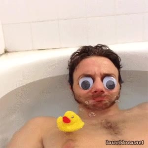 baño,pato de goma,hombre,patito,bañera,ojos falsos,boca