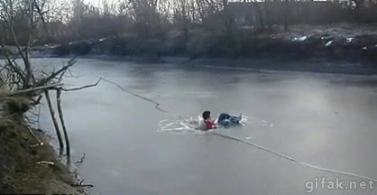 No entiendo qué pretendía pero lo ha conseguido todo, romperse la espalda y mojarse entero Lanzar,Caer,Tirar,Agua,Espalda roto,Rusia,Fail,Saltar,Voltereta,Rio helado