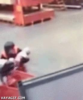 Un vigilante pilla al vuelo a un bebé que se caía de un carrito de la compra Policía,Guardia,Bebé,Salvar,Rescatar,Caída,Caer,Al vuelo,Vigilante