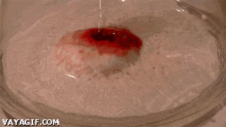 Enlace a Reacción química al juntar agua oxigenada y sangre