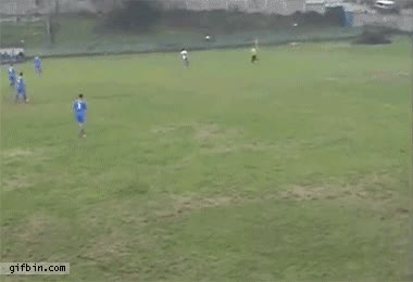mala suerte,chicas,f&uacute;tbol,gol,larguero,poste,palo,fail