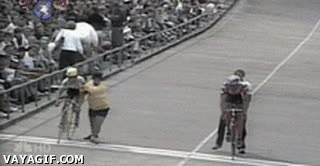 empujón y ya,solo tenias que hacer bien eso,empujar,empujoncito,ciclistas,pies atados