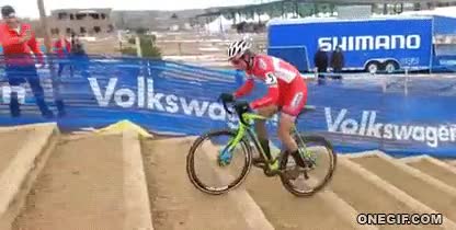 Subiendo las escaleras con la bicicleta, simplemente impresionante crack,increíble,impresionante,bicicleta,subir