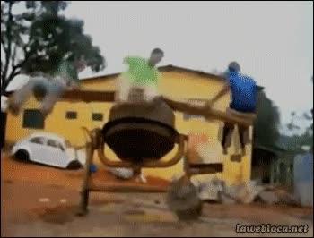 ¿Para qué podríamos usar una hormigonera? ¡Tengo una idea! juego,caerse,lol,peligroso,hormigonera,girar