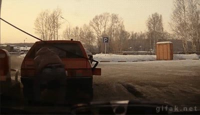 Hombre,Fuerte,Levantar,Coche,Estacionamiento,Acomodar,Mover,Rusia,Surtidor,Gasolinera