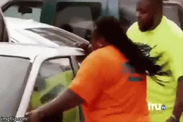 coche,puerta,destruir,escapar,temor,arrancar,de cuajo,mujer,fuertecita