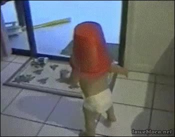 cubo,sombrero,bebe,puerta,chocar