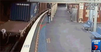 caer,chica,debajo del tren,saltar,suerte,tren,ilesa