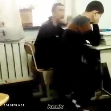 quitar,por tonto,caerse,silla,al suelo,reir,compañero