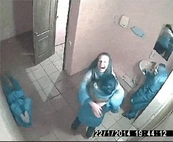 karma instantáneo,resbalón,amiga,baño,burlas,resbalar