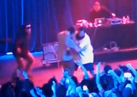 devolver al publico,guardaespaldas,concierto,cantante,derribar