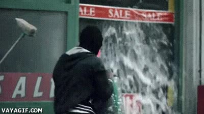 vidrios,escaparates,vandalismo,manifestacion,universo paralelo,protesta,movimiento,limpiar