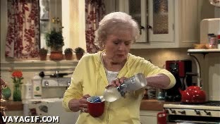 Fail,Vaso,Borracha,Licor,Anciana,Abuela,Mirar la hora,Botella