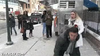 Pedir matrimonio en la calle no siempre es buena idea pedida de mano,anillo,cara de poker face,pedir,robar,matrimonio,salir corriendo