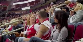 Creo que esto de besar chicas no se me da muy bien que digamos guantazo,bofetada,kiss cam,beso,fail,houston,basket,chica