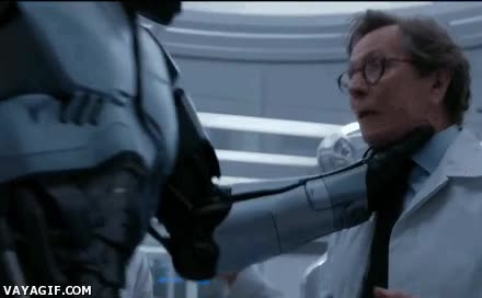 que te gusta,salir,enamorado,chica,coger del cuello,robocop