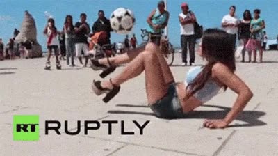 toques,regalo,cumplea&ntilde;os,chica,jugar,futbol,suelo,sentada,malabares,tacones