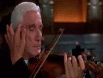 Leslie Nielsen,comezón,violinista,tocar,3 manos,violin