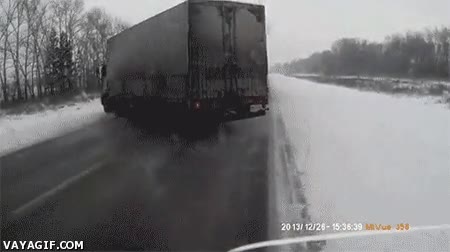 Las carreteras rusas son un sitio agradable y tranquilo por el que pasear tranquilo con tu coche Carretera,Camionero,Rusia,Accidente,Camión,Por poco