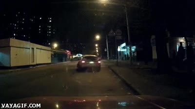 Cari, que al final mis padres no se van, pero puedes quedarte y cenamos con ellos si quieres... Quedarte a cenar,Padres,Rusia,Derrape,Girar,Doblar,Coche,Cambio de sentido
