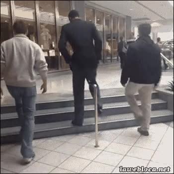 piernas largas,escaleras,baranda,pasar igual,barandilla