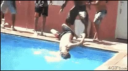La importancia de soltar todos a la vez cuando tiras a alguien a la piscina espalda,caida,piscina,fail,tirar,golpe,soltar a tiempo