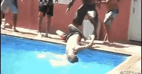 empujando a alguien gif