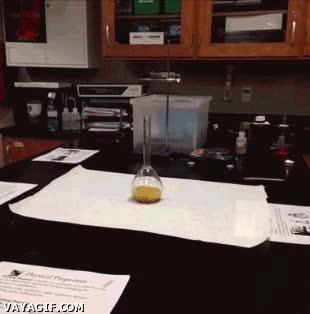 espuma,experimento,mola,saltar,no sé si fue a proposito o fue un fail,ciencia,reaccion,quimica