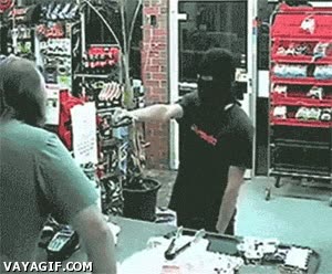 atraco,pistola,apuntar,dinero,retirarse,atreverse a disparar,con dos coj...,dependiente