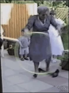 hula-hop,abuela,caerse,fail,ostiazo,encima del niño
