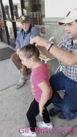 Los padres igual no son grandes expertos haciendo coletas, pero se las idean todas niña,hija,padre,agarrar,pelo,coleta,girar